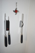 Magnetic holder for 2 knives